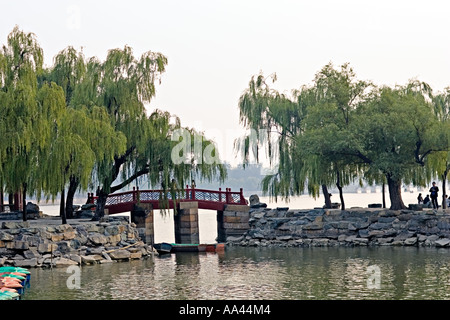 CHINA-Peking-Touristen genießen unter Weiden auf künstlichen Inseln zugänglich durch Brücke oder Boot in Kunming-See picknicken Stockfoto