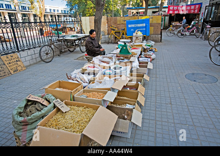 CHINA Peking Chinesisch Street Anbieter verkaufen eine Vielzahl von getrockneten Lebensmitteln Stockfoto