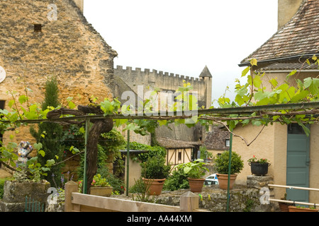 Die befestigten Mauern von Schloss Beynac gesehen von Beynac et Cazenac Perigord Dordogne Frankreich Europa Stockfoto