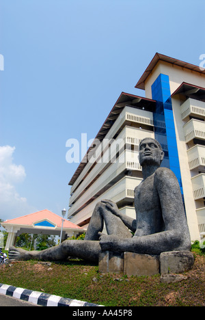 Statue des Bildhauers Sumedh Rajendran außerhalb des Gebäudes Bhavani im Technopark, Trivandrun, Kerala, Indien Stockfoto