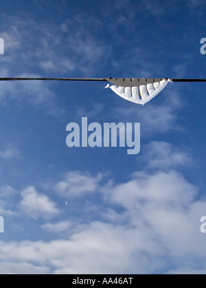 Powerline-Wind-Stabilisator mit Schnee Abrutschen nach einem Schneesturm im mittleren Frühling Stockfoto