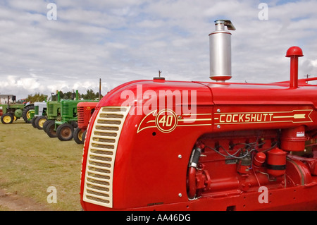 Vintage rot Cockshutt Traktor aus Fahrgastsicht Seite mit anderen Oldtimer-Traktoren im Hintergrund, die Yuma County zo Stockfoto