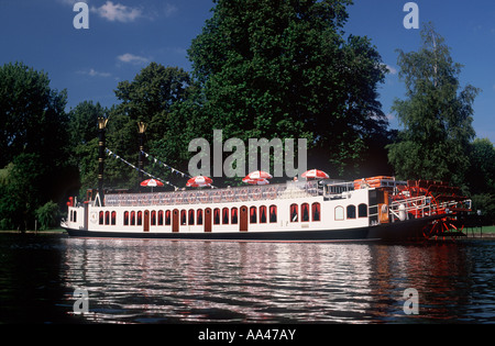 Tourist-Raddampfer "New Orleans" auf der Themse nähert sich Henley on Thames, England Stockfoto