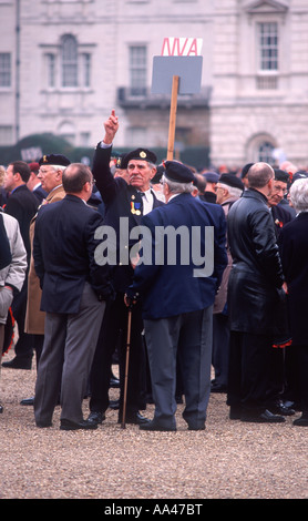 Veteranen des zweiten Weltkriegs auf Horse Guards Parade in Vorbereitung, um am Tag des Gedenkens, City of Westminster, London März sammeln Stockfoto