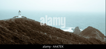 Einen Panoramablick auf Kapstadt Rienga Leuchtturm auf einem nassen und nebliger Tag, North Island, Neuseeland Stockfoto