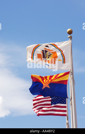 Flaggen der Navajo Nation der Staat Arizona und in den USA über Canyon de Chelly Visitor Center. Digitale Fotografie Stockfoto