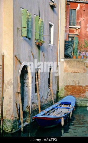 Boot, parkte vor Haus im ruhigen Hinterland, Venedig, Italien Stockfoto