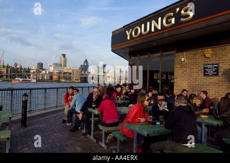 Menschen genießen einen sonnigen Frühlingstag draußen auf einem Fluss Pub London UK Stockfoto