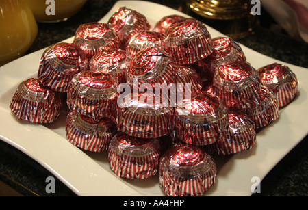 Ein Teller mit Tunnocks-Tee-Kuchen-Schottland Stockfoto