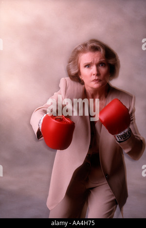 Reife Geschäftsfrau mit Boxhandschuhen Studioaufnahme Stockfoto
