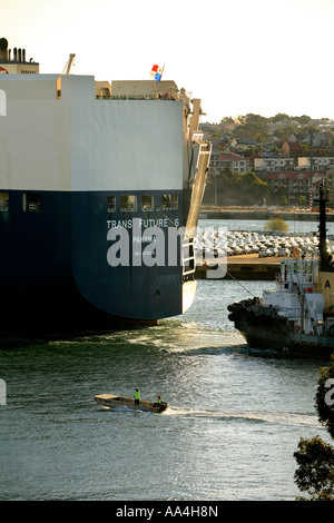 Tug Adsteam Warawee verwendet vollen Leistung, wie sie das Autotransportschiff Trans Zukunft 6 vor dem Abflug Prymont Sydney Harb kehrt Stockfoto