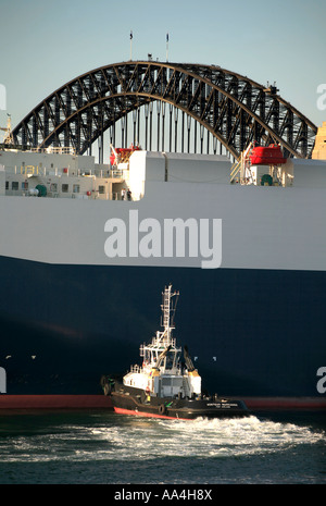 Die Schlepper Adsteam Warawee nutzt vollen Leistung Autotransporter Trans Zukunft 6 zu machen, wie sie zur Abfahrt im Hafen von Sydney bereitet Stockfoto