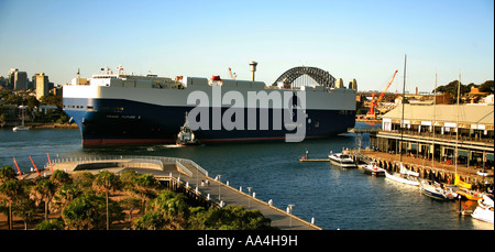 Die Schlepper Adsteam Warawee nutzt vollen Leistung Autotransporter Trans Zukunft 6 zu machen, wie sie zur Abfahrt im Hafen von Sydney bereitet Stockfoto