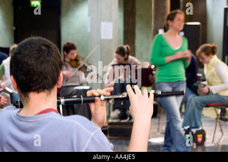 Männliche Irish flute Player gesehen von hinten University of limerick Stockfoto