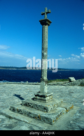 Granit Kreuz markieren den Pilgerweg an der galizischen Küste Spaniens Stockfoto