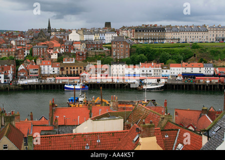 Blick auf die Stadt Whitby über Dächer North Yorkshire england Stockfoto