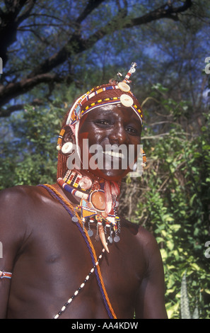 Schöner Junge Samburu Krieger mit seinen Ketten und Bändern nördlichen Kenia in Ostafrika Stockfoto
