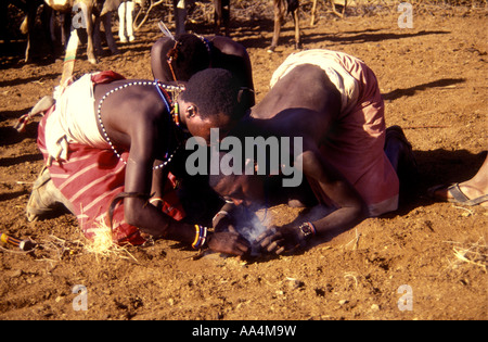 Samburu Männer machen Feuer nördlichen Kenia in Ostafrika Stockfoto