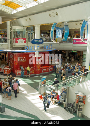 Duty-Free-Bereich Großbritannien London Gatwick Airport Stockfoto