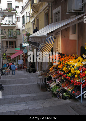 Obst und Gemüse stehen auf Stufen des Seitenstraße Taormina Sizilien Italien Stockfoto