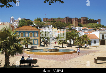 Silves Brunnen & Burg, tagsüber, der Algarve, Portugal Stockfoto