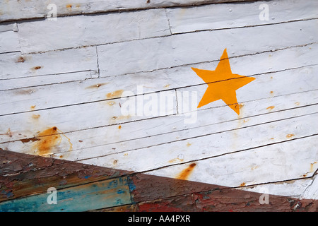 Detail der Holzkonstruktion eines Bootes s Rumpf A hellen gelben Sterns ist auf die weiße Fläche gemalt. Stockfoto