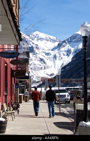 Zwei Menschen, die zu Fuß, Westernstadt, Telluride, Colorado USA Stockfoto