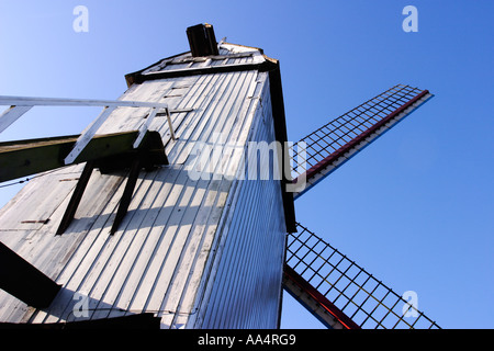Detail einer weißen gewaschenen hölzerne Windmühle auf den Wällen zwischen Kruispoort und Dampoort am Stadtrand von Brügge Belgien Stockfoto