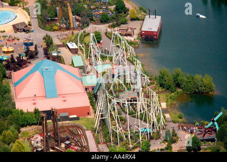 Luftaufnahme von Thorpe Park mit der Achterbahn Colossus von Abtei See Staines Road Chertsey Surrey KT16 8PN England Stockfoto
