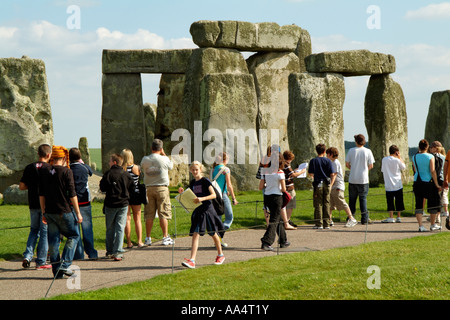 Stonehenge Denkmal Wiltshire England UK Touristen in den Steinkreis Stockfoto