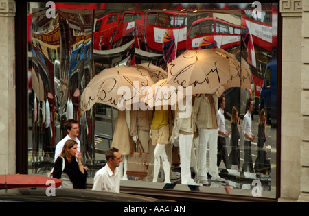 Burberry Shop Fenster Relections roten Londoner Busse Regent Street London England UK Stockfoto