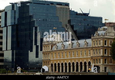 Moderne Glas-Bürogebäude und den alten Billingsgate Fischmarkt Gebäude London England UK Stockfoto