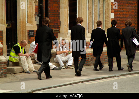 Eton College. Maler machen Sie eine Pause und Schüler gehen vorbei. England-UK Stockfoto