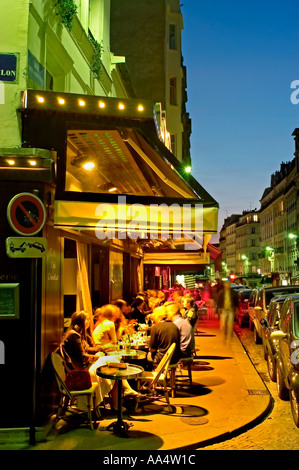 Paris, Frankreich, Speisen und Getränke im Café Terrace im Viertel Montmartre, auf der Nachtterrasse, Bistrot, Straßenszene Stockfoto