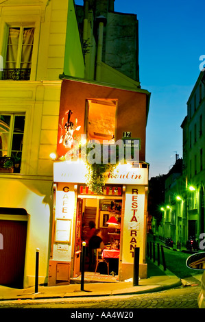 Paris Frankreich, außerhalb des französischen Bistros Weinbar, Restaurant in der Montmartre-Gegend Nacht, Backstreet Stockfoto