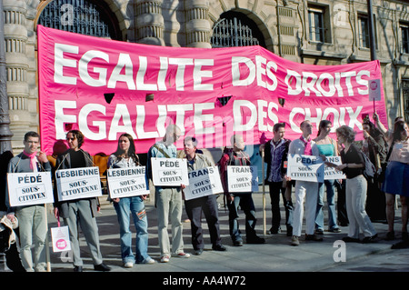 Franzosen militante Demonstration gegen homosexuelle Rechte Demonstration für Homosexuelle Ehe und gleiche Bürgerrechte in Paris Frankreich lgbt März Banner, Kampagne, Stockfoto