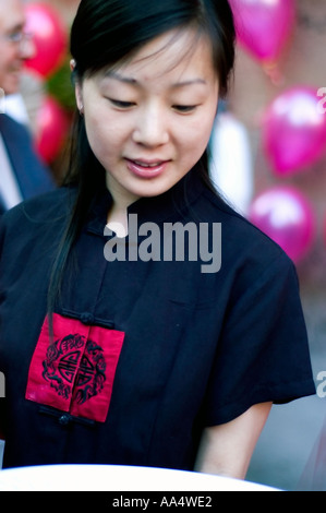 Porträt der jungen Asiatin 30er Jahre Chinesisch, servieren Essen bei der Veranstaltung "Chinesische Küche" Stockfoto