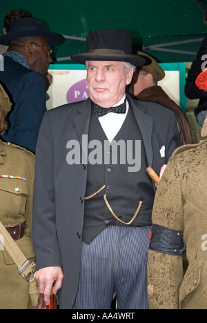 Winston Churchill-Imitator bei einem regnerischen 1940 s WW2 re Enactment Wochenende Haworth West Yorkshire Stockfoto