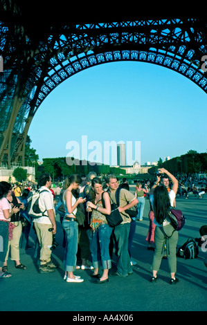 Paris Frankreich, französische Denkmäler, Menschen mit mittlerer Menschenmenge, junge Erwachsene Touristen warten auf Linie Eiffelturm, auf Urlaub, junge Frau in einer Menge Stockfoto