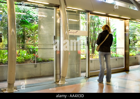 Paris Metro Automatische Metro-Plattform am Bahnhof Gare de Lyon mit Blick auf den Indoor Garden Frau, die allein wartet Paris Frankreich, moderner städtischer Garten, Türen Stockfoto