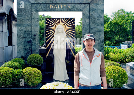 Chinesischer männlicher Tourist'at Dalida Französisches Singer's Tomb in 'Montmartre Cimatery' France Portrait junger chinesischer Tourist man Stockfoto