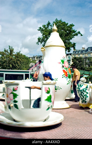 Paris FRANKREICH, öffentlicher Kinderspielplatz Urban Parks Kinder auf Teetassen fahren im „Jardin d'Acclimatation“ Park Kinder „Vergnügungspark » Karneval“ Stockfoto