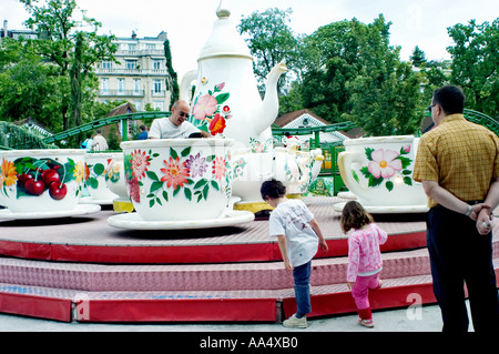 Paris FRANKREICH, städtischer öffentlicher Spielplatz, Parks, französische Familie, Kinder, die Teetassen spielen, fahren auf Karnevalsfahrten im „Jardin d'Acclimatation“ Stockfoto