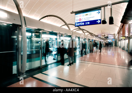 Paris Frankreich, Transport Automatische U-Bahn Metro, Linie 14 an der 'Chatelet Station', Leute steigen in den Zug RATP, Bahnsteige Türen U-Bahn, Stockfoto