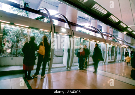 Paris Frankreich Transport automatisierte U-Bahn Metro "No 14" am Bahnhof "Gare de Ly-On" Leute warten Zug, pendeln Züge Stockfoto