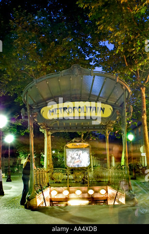 Paris, Frankreich, Eingang der Alten Metro 'Montmartre' 'Abbesses Station' beleuchtet bei Nacht, Vintage-Schilder, Paris, Art Nouveau französische Metro paris Schild RATP Stockfoto