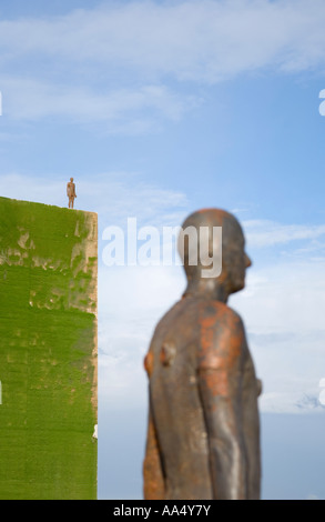 Anthony Gormley Skulpturen auf Waterloo Bridge und auf dem Dach des Nationaltheaters Stockfoto