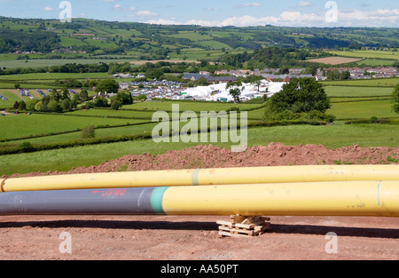 LNG-Pipeline gebaut am Hang Ackerland über Hay on Wye Powys Wales UK mit Blick auf Hay Festival Website Stockfoto