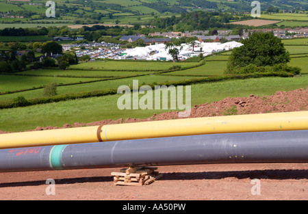 LNG-Pipeline gebaut am Hang Ackerland über Hay on Wye Powys Wales UK mit Blick auf Hay Festival Website Stockfoto