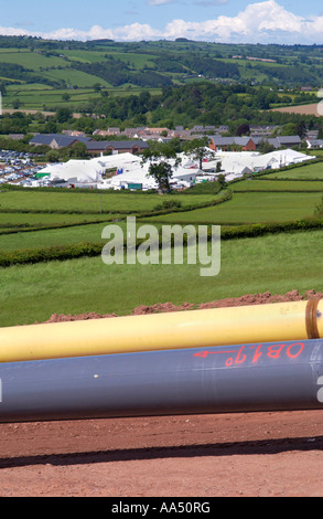 LNG-Pipeline gebaut am Hang Ackerland über Hay on Wye Powys Wales UK mit Blick auf Hay Festival Website Stockfoto